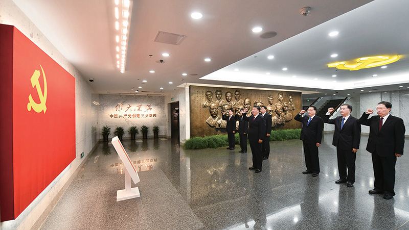 2017年10月31日，中共中央總書記、國家主席、中央軍委主席習近平帶領中共中央政治局常委李克強、栗戰(zhàn)書、汪洋、王滬寧、趙樂際、韓正，瞻仰上海中共一大會址和浙江嘉興南湖紅船。這是31日上午，在上海中共一大會址紀念館，習近平帶領其他中共中央政治局常委同志一起重溫入黨誓詞。 