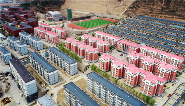 　　陜西省延安市延川縣文安驛鎮(zhèn)梁家河小區(qū)（4月24日無人機(jī)拍攝）。 新華社記者 劉瀟 攝
