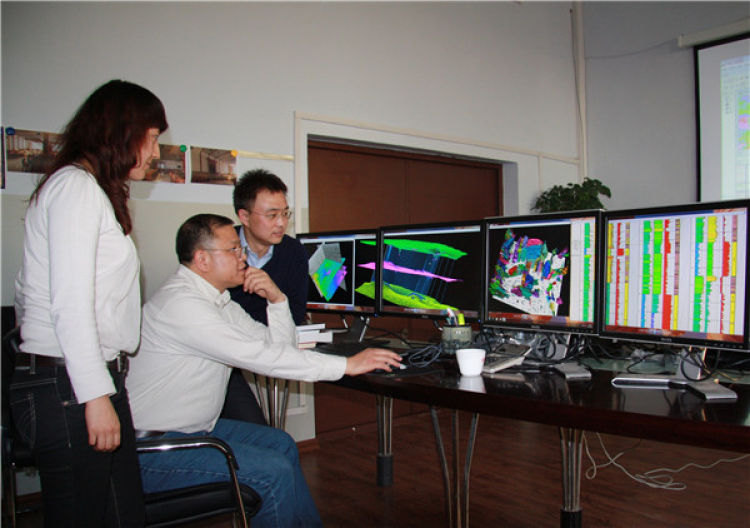 黃大年（中）帶領(lǐng)科研團(tuán)隊(duì)成員研究問題（2010年11月22日攝）。新華社發(fā)