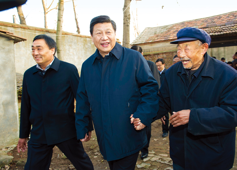 　2013年11月24日至28日，中共中央總書記、國(guó)家主席、中央軍委主席習(xí)近平在山東考察。 這是25日下午，習(xí)近平在地處沂蒙老區(qū)的臨沭縣曹莊鎮(zhèn)朱村親切地拉著83歲的“老支前”王克昌的手去他家看望。 新華社記者 謝環(huán)馳/攝
