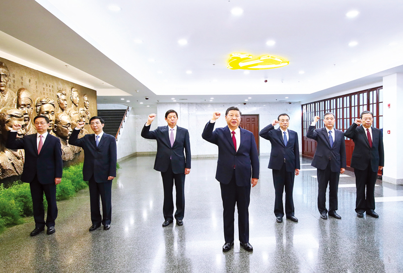 　2017年10月31日，中共中央總書記、國(guó)家主席、中央軍委主席習(xí)近平帶領(lǐng)中共中央政治局常委李克強(qiáng)、栗戰(zhàn)書、汪洋、王滬寧、趙樂際、韓正，瞻仰上海中共一大會(huì)址和浙江嘉興南湖紅船。這是31日上午，在上海中共一大會(huì)址紀(jì)念館，習(xí)近平帶領(lǐng)其他中共中央政治局常委同志一起重溫入黨誓詞。 新華社記者 蘭紅光/攝