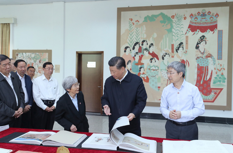 8月19日至22日，中共中央總書(shū)記、國(guó)家主席、中央軍委主席習(xí)近平在甘肅考察。這是19日下午，習(xí)近平在敦煌研究院察看珍藏文物和學(xué)術(shù)成果展示，了解文物保護(hù)和研究、弘揚(yáng)優(yōu)秀歷史文化情況。