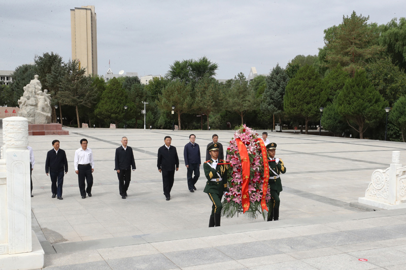 8月19日至22日，中共中央總書(shū)記、國(guó)家主席、中央軍委主席習(xí)近平在甘肅考察。這是20日上午，習(xí)近平來(lái)到張掖市高臺(tái)縣，瞻仰中國(guó)工農(nóng)紅軍西路軍紀(jì)念碑，向革命先烈敬獻(xiàn)花籃。