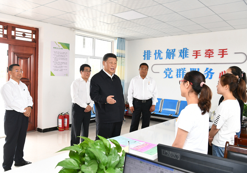 8月19日至22日，中共中央總書(shū)記、國(guó)家主席、中央軍委主席習(xí)近平在甘肅考察。這是21日上午，習(xí)近平在武威市古浪縣黃花灘生態(tài)移民區(qū)富民新村黨群服務(wù)中心考察。