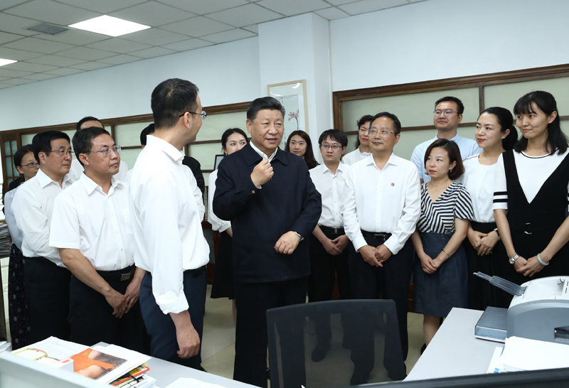 8月19日至22日，中共中央總書(shū)記、國(guó)家主席、中央軍委主席習(xí)近平在甘肅考察。這是21日下午，習(xí)近平在《讀者》編輯部同工作人員交流，勉勵(lì)他們?yōu)槿嗣裉峁└鄡?yōu)秀精神食糧。