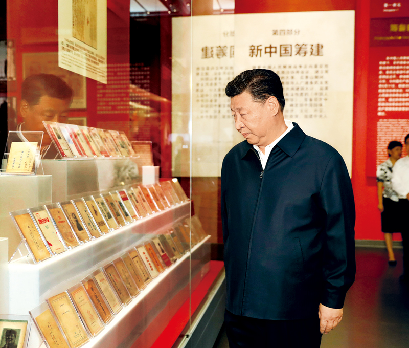 2019年9月12日，中共中央總書記、國家主席、中央軍委主席習近平視察中共中央北京香山革命紀念地。這是習近平在香山革命紀念館參觀《為新中國奠基》主題展覽。 新華社記者 黃敬文/攝