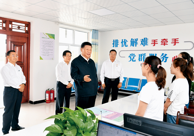 2019年8月19日至22日，中共中央總書記、國家主席、中央軍委主席習近平在甘肅考察。這是21日上午，習近平在武威市古浪縣黃花灘生態(tài)移民區(qū)富民新村黨群服務(wù)中心考察。 新華社記者 謝環(huán)馳/攝