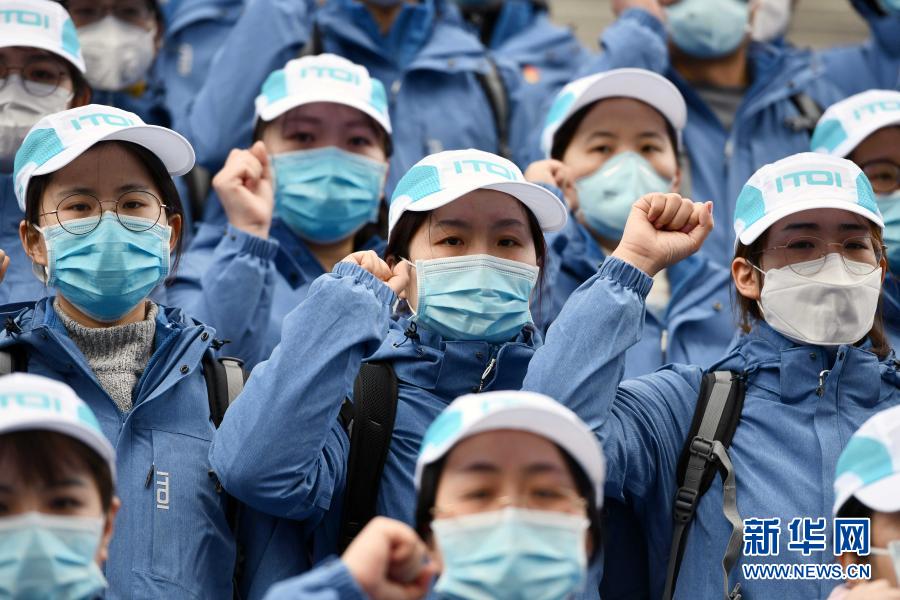 2020年2月9日，在山東濟(jì)南，山東大學(xué)第二醫(yī)院支援湖北抗疫國(guó)家醫(yī)療隊(duì)中的黨員在出發(fā)前重溫入黨誓詞。新華社記者 朱崢 攝