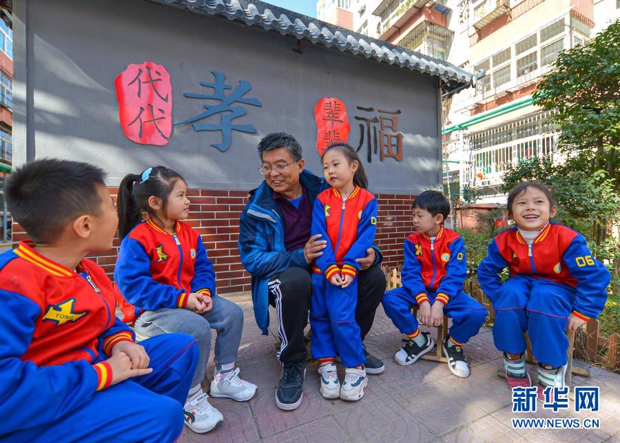 2020年11月2日，在河北邯鄲市邯山區(qū)中華南四號(hào)小區(qū)，宣講員在向孩子們講家風(fēng)家訓(xùn)故事。新華社記者 王曉 攝