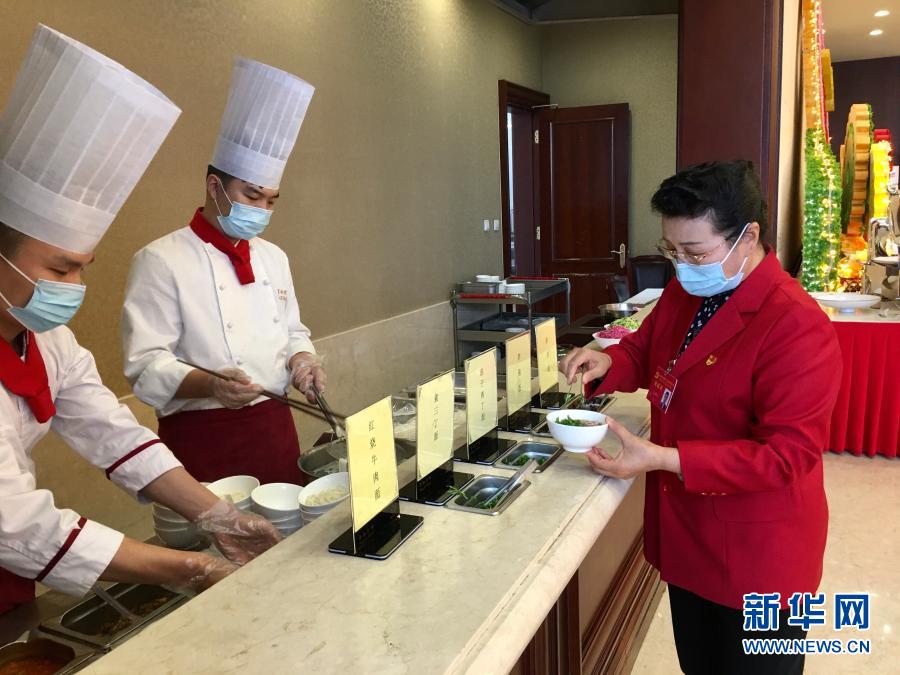 2020年10月29日，受邀列席黨的十九屆五中全會(huì)的基層社區(qū)工作者吳亞琴在京西賓館餐廳取了一份小碗面。她表示：“盛面的碗也都是小碗，吃多少打多少。”新華社記者 朱基釵 攝