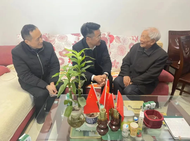 將組織關(guān)愛送上門、送心間
