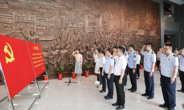 上好機關(guān)新發(fā)展黨員“入黨第一課”